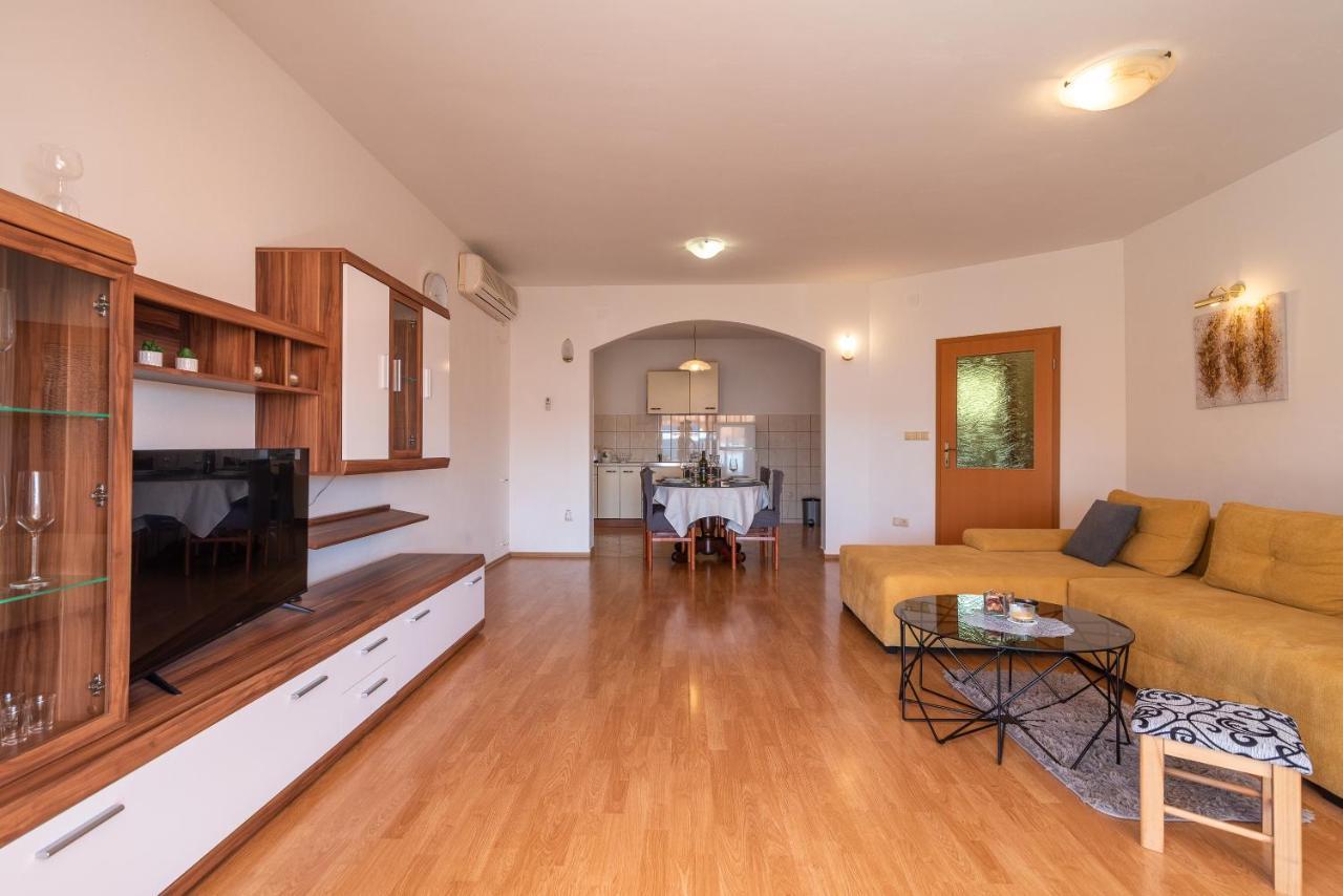 Comfortable Apartment Near The Sea Trogir Exterior photo